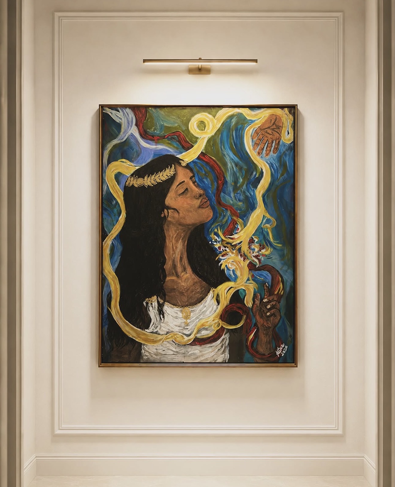Pintura de una figura femenina entre cintas de color, presentada en un marco dorado